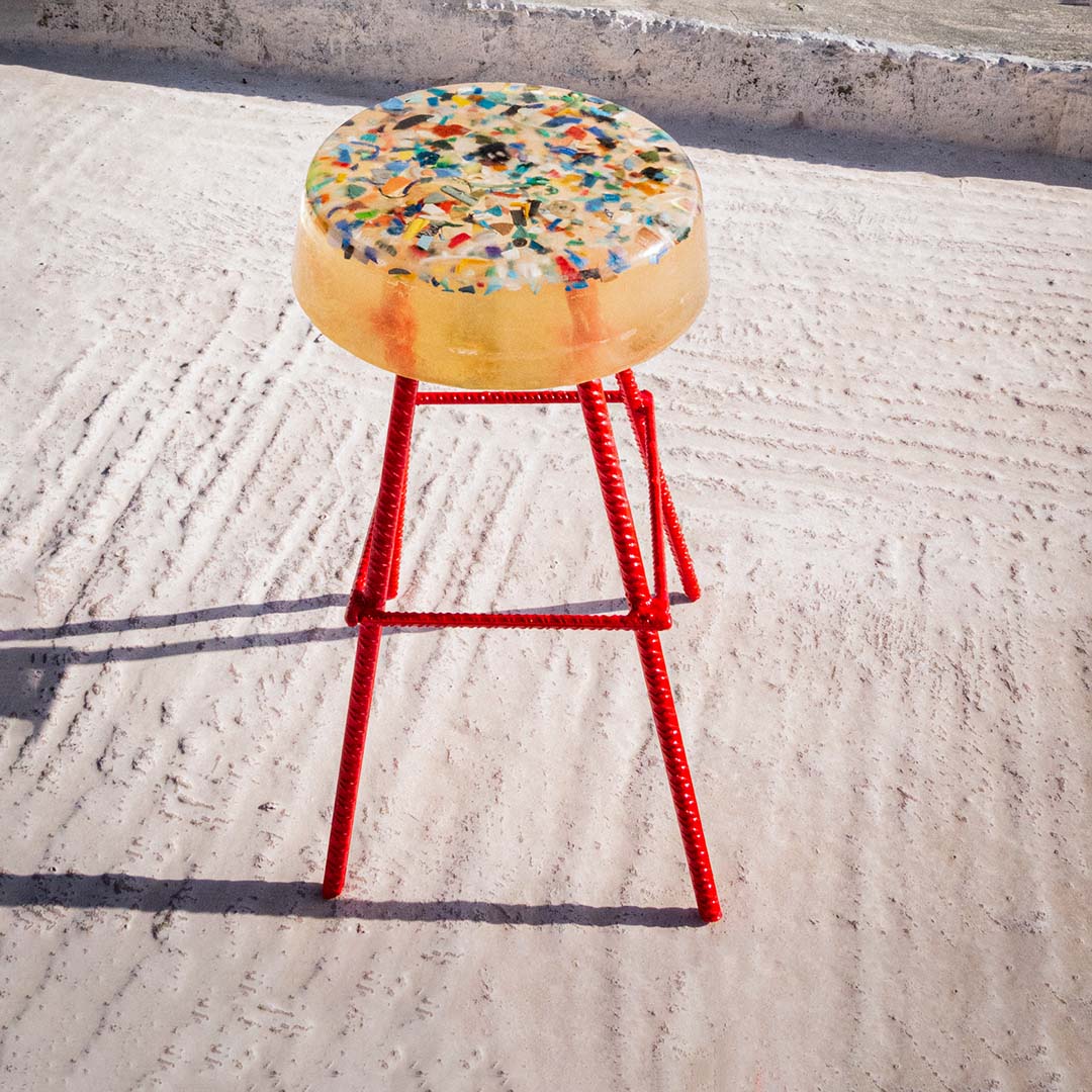 Upcycled stool made of epoxy resin and plastics from the beach